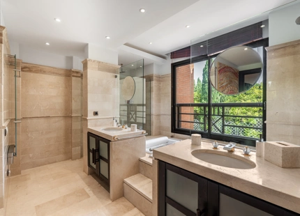 LUXURIOUS BEACHFRONT APARTMENT WITH PANORAMIC VIEWS IN LAGUNA DE BANÚS