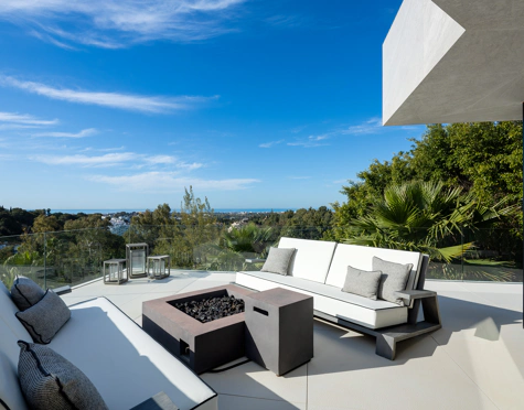 Villa for sale in El Madroñal, Benahavis