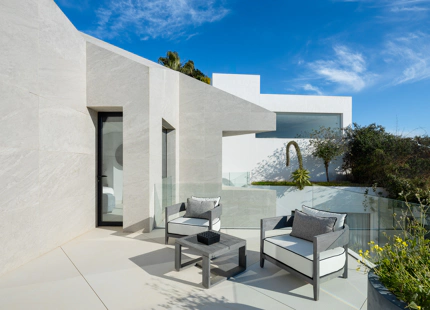 OBRA MAESTRA CONTEMPORÁNEA CON VISTAS PANORÁMICAS AL MAR EN EL HERROJO ALTO, BENAHAVÍS