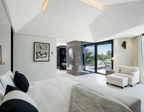 Villa for sale in El Madroñal, Benahavis