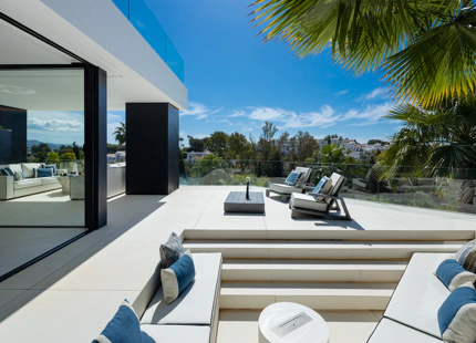 OBRA MAESTRA CONTEMPORÁNEA CON VISTAS PANORÁMICAS AL MAR EN EL HERROJO ALTO, BENAHAVÍS