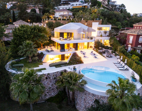 Villa for sale in El Madroñal, Benahavis