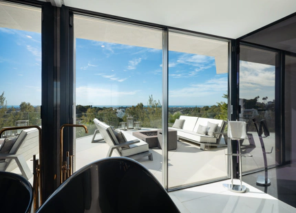 OBRA MAESTRA CONTEMPORÁNEA CON VISTAS PANORÁMICAS AL MAR EN EL HERROJO ALTO, BENAHAVÍS