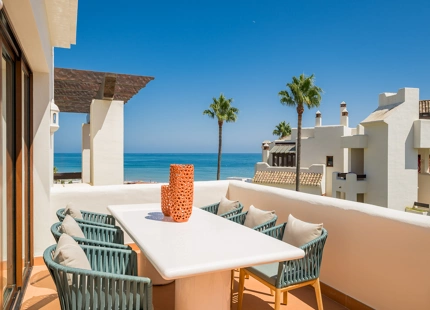 ÁTICO TOTALMENTE RENOVADO CON VISTAS FRONTALES AL MAR EN BAHÍA DEL VELERÍN