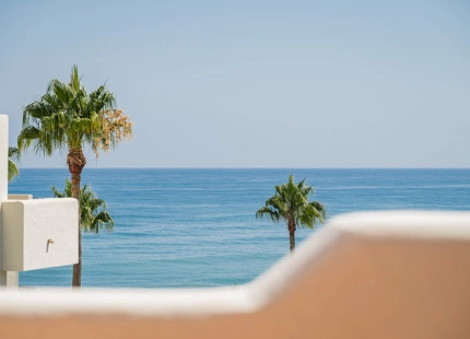 ÁTICO TOTALMENTE RENOVADO CON VISTAS FRONTALES AL MAR EN BAHÍA DEL VELERÍN