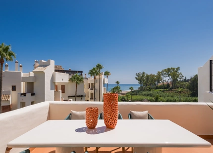 ÁTICO TOTALMENTE RENOVADO CON VISTAS FRONTALES AL MAR EN BAHÍA DEL VELERÍN