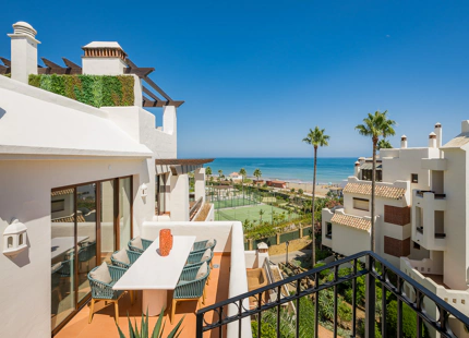 ÁTICO TOTALMENTE RENOVADO CON VISTAS FRONTALES AL MAR EN BAHÍA DEL VELERÍN
