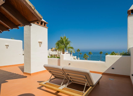 ÁTICO DE LUJO TOTALMENTE RENOVADO CON VISTAS AL MAR EN BAHÍA DEL VELERÍN