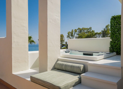 ÁTICO DE LUJO TOTALMENTE RENOVADO CON VISTAS AL MAR EN BAHÍA DEL VELERÍN