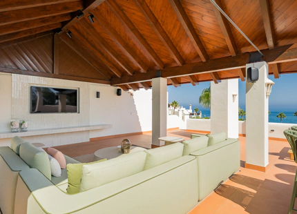ÁTICO DE LUJO TOTALMENTE RENOVADO CON VISTAS AL MAR EN BAHÍA DEL VELERÍN