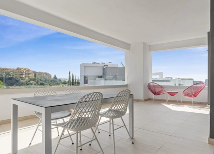 ÁTICO A ESTRENAR CON SPA EN VENTA EN SELWO, ESTEPONA