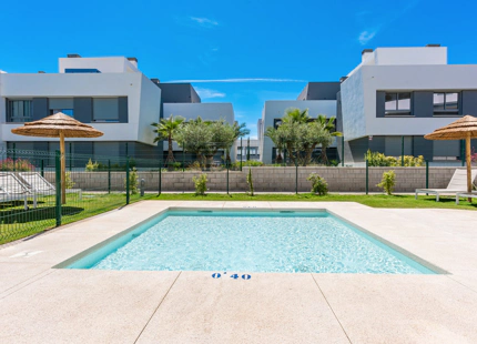 ÁTICO A ESTRENAR CON SPA EN VENTA EN SELWO, ESTEPONA