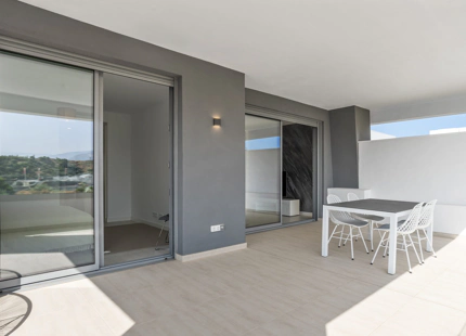 ÁTICO A ESTRENAR CON SPA EN VENTA EN SELWO, ESTEPONA