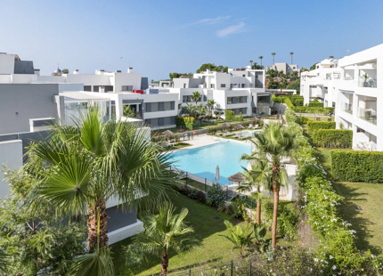 ÁTICO A ESTRENAR CON SPA EN VENTA EN SELWO, ESTEPONA