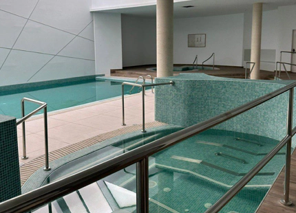 ÁTICO A ESTRENAR CON SPA EN VENTA EN SELWO, ESTEPONA