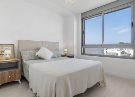 ÁTICO A ESTRENAR CON SPA EN VENTA EN SELWO, ESTEPONA