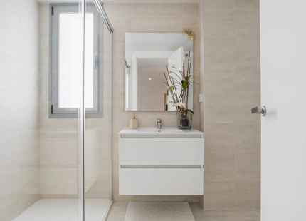 ÁTICO A ESTRENAR CON SPA EN VENTA EN SELWO, ESTEPONA