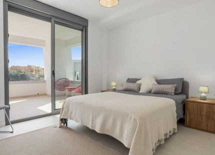 ÁTICO A ESTRENAR CON SPA EN VENTA EN SELWO, ESTEPONA