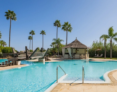 Ground Floor Apartment for sale in Bahía del Velerín, Estepona East