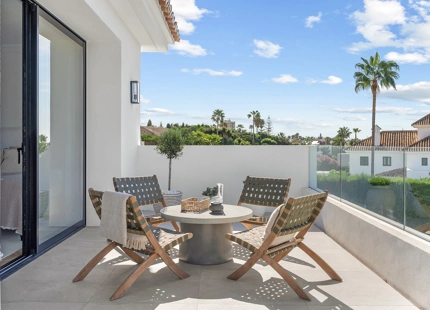 ELEGANT FAMILY VILLA WITH MODERN UPGRADES AND GOLF VIEWS IN NUEVA ANDALUCÍA
