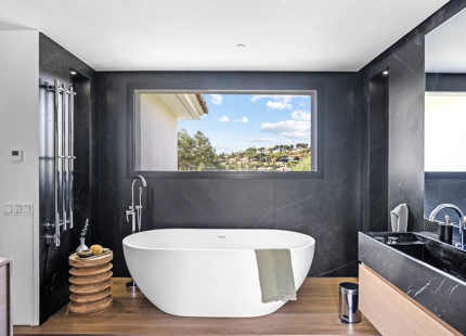 ELEGANT FAMILY VILLA WITH MODERN UPGRADES AND GOLF VIEWS IN NUEVA ANDALUCÍA