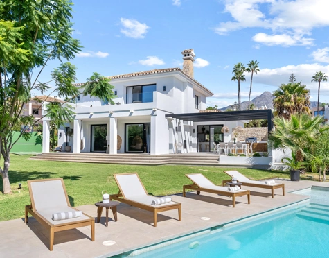 Villa en venta en Nueva Andalucia, Marbella
