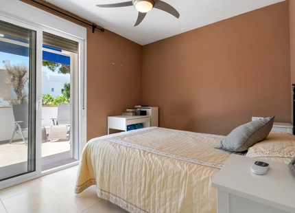 AMPLIO APARTAMENTO EN PLANTA BAJA EN VENTA EN NUEVA ANDALUCÍA, A POCOS PASOS DE PUERTO BANÚS