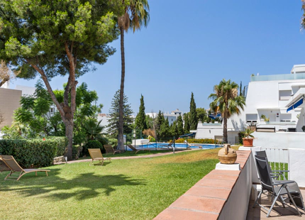 AMPLIO APARTAMENTO EN PLANTA BAJA EN VENTA EN NUEVA ANDALUCÍA, A POCOS PASOS DE PUERTO BANÚS