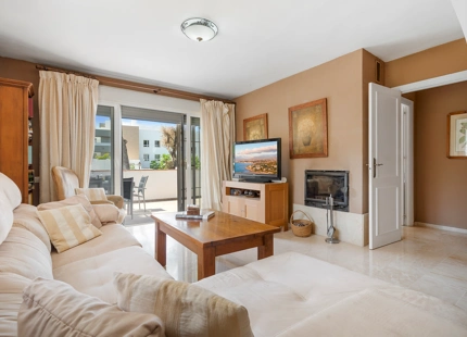 AMPLIO APARTAMENTO EN PLANTA BAJA EN VENTA EN NUEVA ANDALUCÍA, A POCOS PASOS DE PUERTO BANÚS