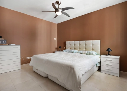 AMPLIO APARTAMENTO EN PLANTA BAJA EN VENTA EN NUEVA ANDALUCÍA, A POCOS PASOS DE PUERTO BANÚS