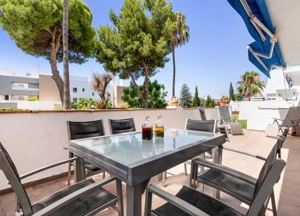 AMPLIO APARTAMENTO EN PLANTA BAJA EN VENTA EN NUEVA ANDALUCÍA, A POCOS PASOS DE PUERTO BANÚS