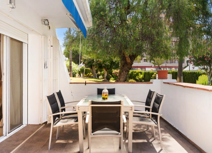 AMPLIO APARTAMENTO EN PLANTA BAJA EN VENTA EN NUEVA ANDALUCÍA, A POCOS PASOS DE PUERTO BANÚS