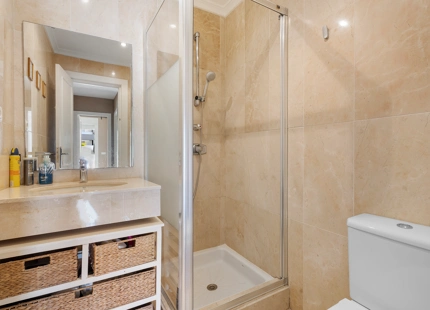 AMPLIO APARTAMENTO EN PLANTA BAJA EN VENTA EN NUEVA ANDALUCÍA, A POCOS PASOS DE PUERTO BANÚS
