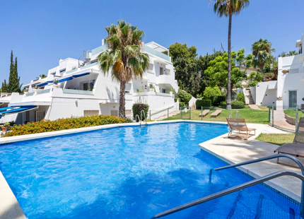 AMPLIO APARTAMENTO EN PLANTA BAJA EN VENTA EN NUEVA ANDALUCÍA, A POCOS PASOS DE PUERTO BANÚS