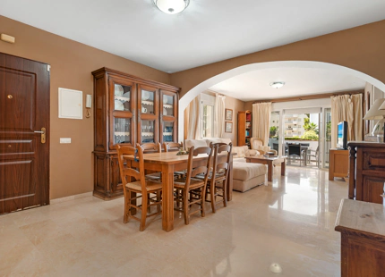 AMPLIO APARTAMENTO EN PLANTA BAJA EN VENTA EN NUEVA ANDALUCÍA, A POCOS PASOS DE PUERTO BANÚS