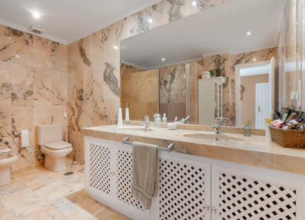 AMPLIO APARTAMENTO EN PLANTA BAJA EN VENTA EN NUEVA ANDALUCÍA, A POCOS PASOS DE PUERTO BANÚS
