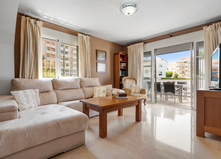 AMPLIO APARTAMENTO EN PLANTA BAJA EN VENTA EN NUEVA ANDALUCÍA, A POCOS PASOS DE PUERTO BANÚS