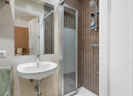 AMPLIO APARTAMENTO EN PLANTA BAJA EN VENTA EN NUEVA ANDALUCÍA, A POCOS PASOS DE PUERTO BANÚS