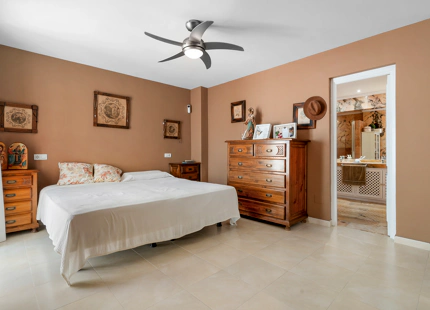 AMPLIO APARTAMENTO EN PLANTA BAJA EN VENTA EN NUEVA ANDALUCÍA, A POCOS PASOS DE PUERTO BANÚS