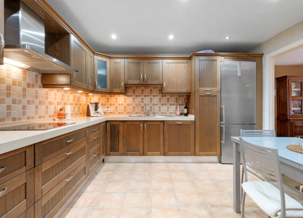 AMPLIO APARTAMENTO EN PLANTA BAJA EN VENTA EN NUEVA ANDALUCÍA, A POCOS PASOS DE PUERTO BANÚS