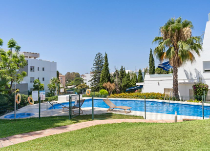 AMPLIO APARTAMENTO EN PLANTA BAJA EN VENTA EN NUEVA ANDALUCÍA, A POCOS PASOS DE PUERTO BANÚS