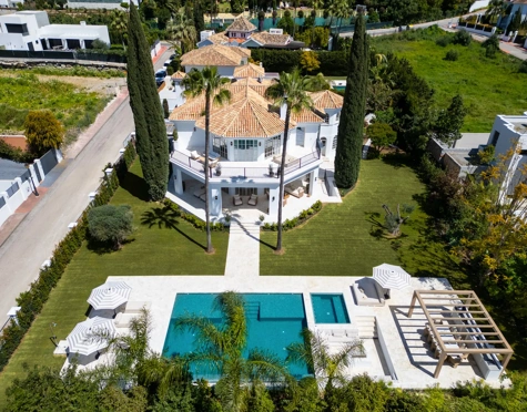 Villa en venta en Nueva Andalucia, Marbella