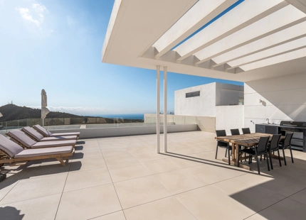 ELEVATED LUXURY PENTHOUSE WITH PANORAMIC VIEWS IN PALO ALTO, MARBELLA