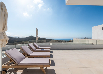 ELEVATED LUXURY PENTHOUSE WITH PANORAMIC VIEWS IN PALO ALTO, MARBELLA