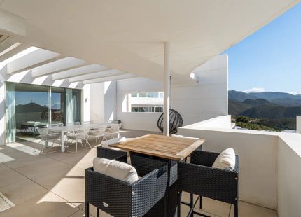ELEVATED LUXURY PENTHOUSE WITH PANORAMIC VIEWS IN PALO ALTO, MARBELLA