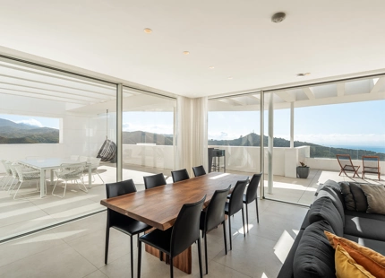 ELEVATED LUXURY PENTHOUSE WITH PANORAMIC VIEWS IN PALO ALTO, MARBELLA
