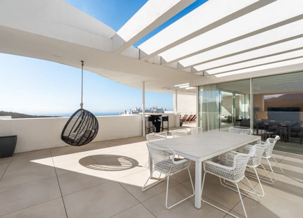 ELEVATED LUXURY PENTHOUSE WITH PANORAMIC VIEWS IN PALO ALTO, MARBELLA