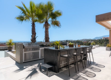 VILLA CONTEMPORÁNEA CON VISTAS PANORÁMICAS AL MAR EN EL HERROJO ALTO