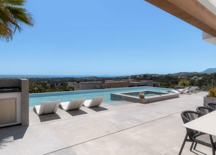VILLA CONTEMPORÁNEA CON VISTAS PANORÁMICAS AL MAR EN EL HERROJO ALTO
