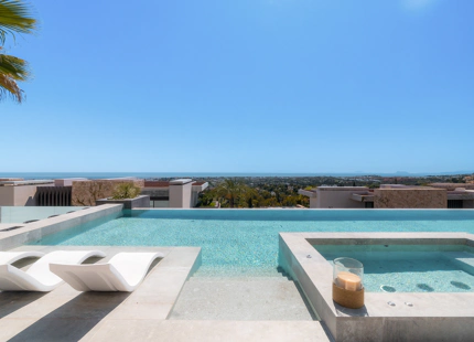 VILLA CONTEMPORÁNEA CON VISTAS PANORÁMICAS AL MAR EN EL HERROJO ALTO
